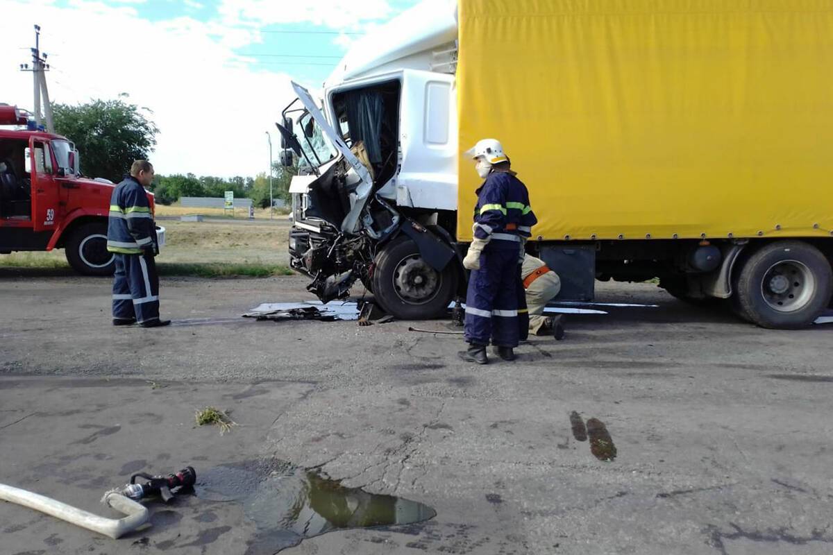 На Днепропетровщине фуры устроили лобовое ДТП: водителя вырезали из кабины