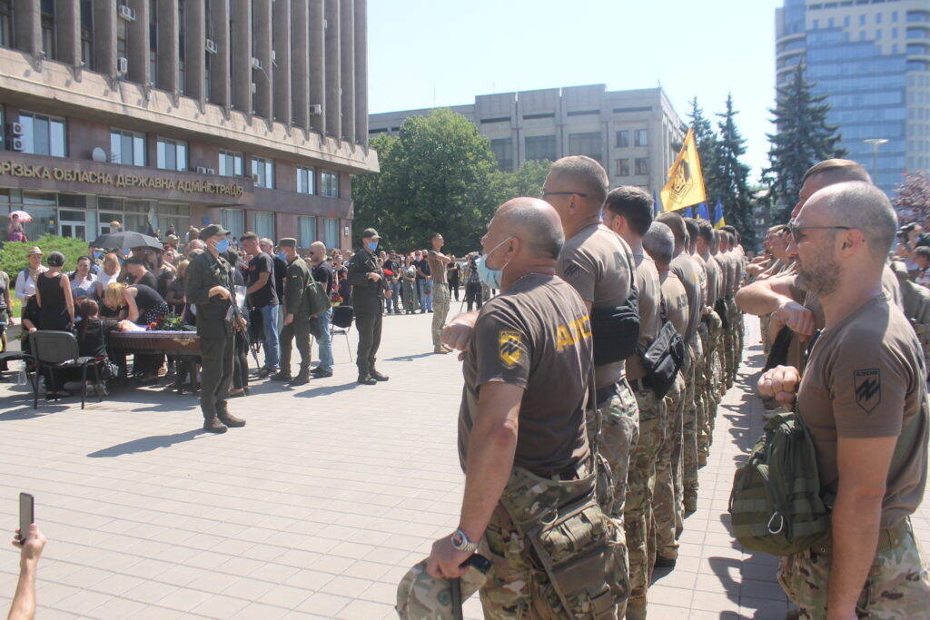 В Запорожье провели в последний путь бойца "Азова" Олега Черевко