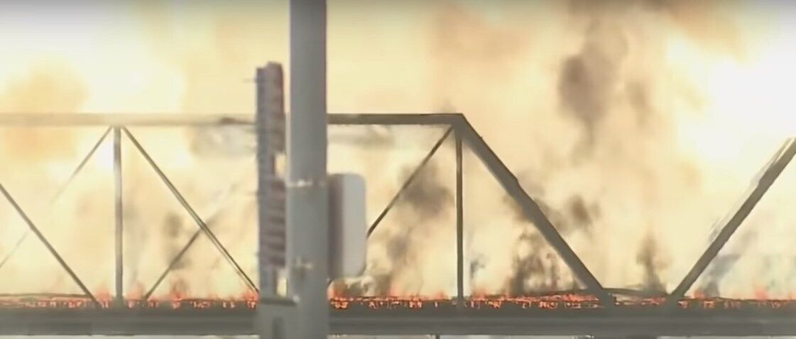 Пожар охватил весь мост.