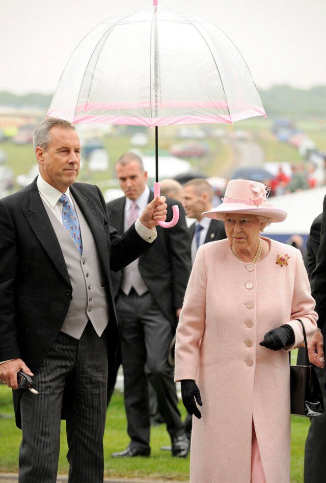 Королева Елизавета II с зонтиком