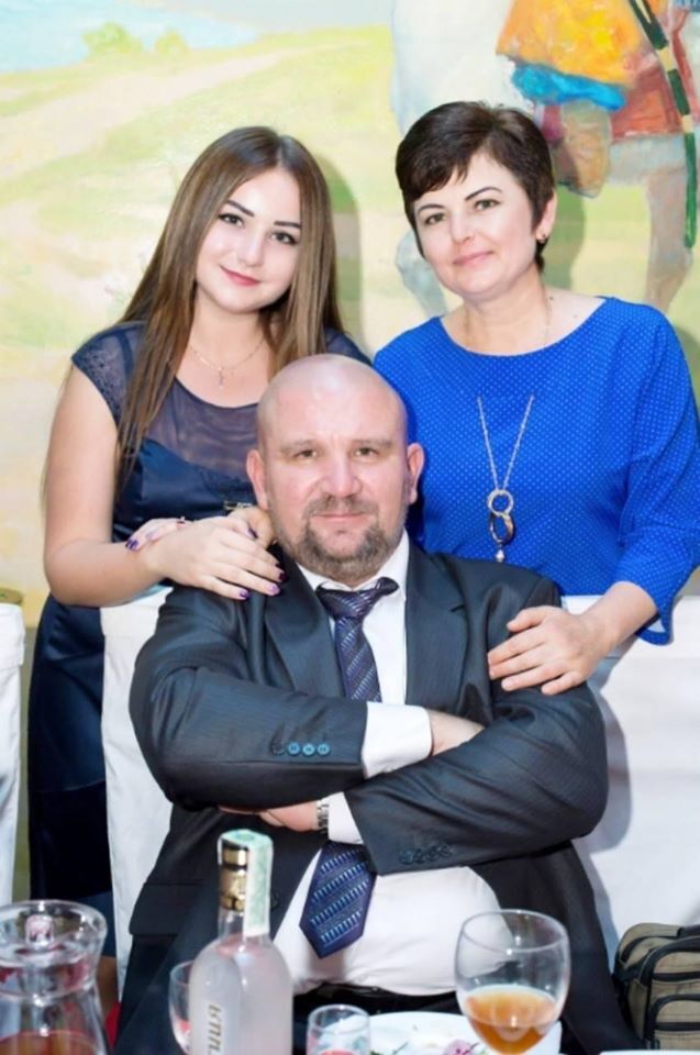 Олег Гайда с женой и дочкой.