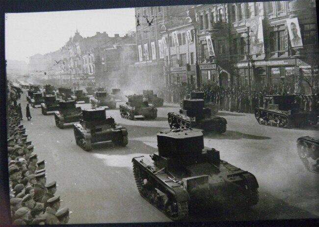 Еще одно раритетное фото танков в Киеве в 1938 году