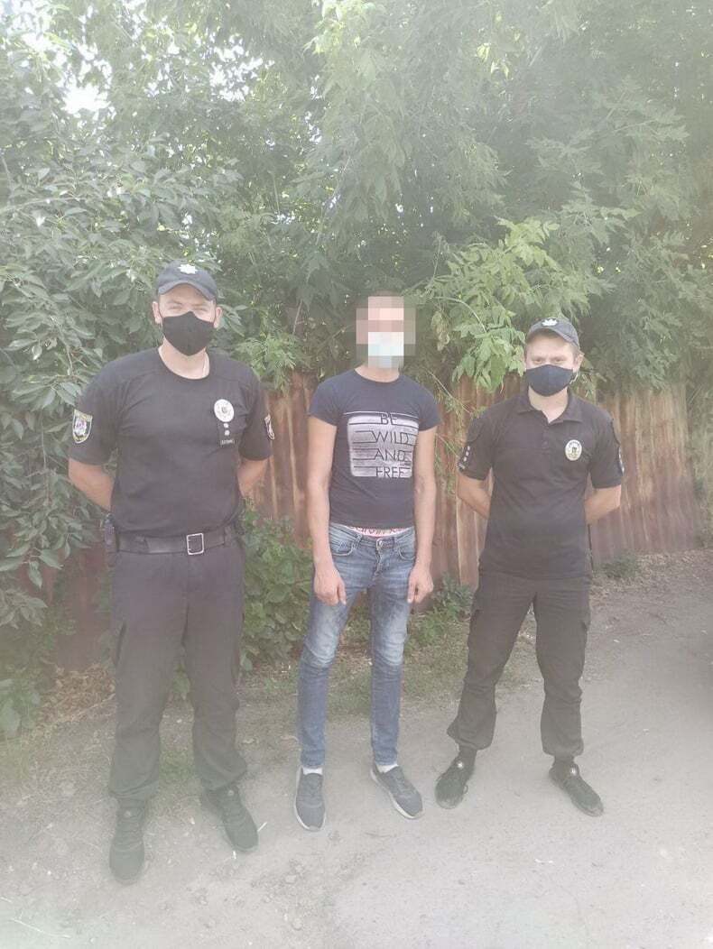 На Луганщине задержали молодого человека, который надругался над флагом Украины
