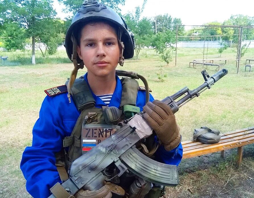 Крымские дети со школьной скамьи привыкают к оружию