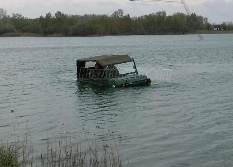 ЛуАЗ-967М способен передвигаться по суше и плавать на воде.