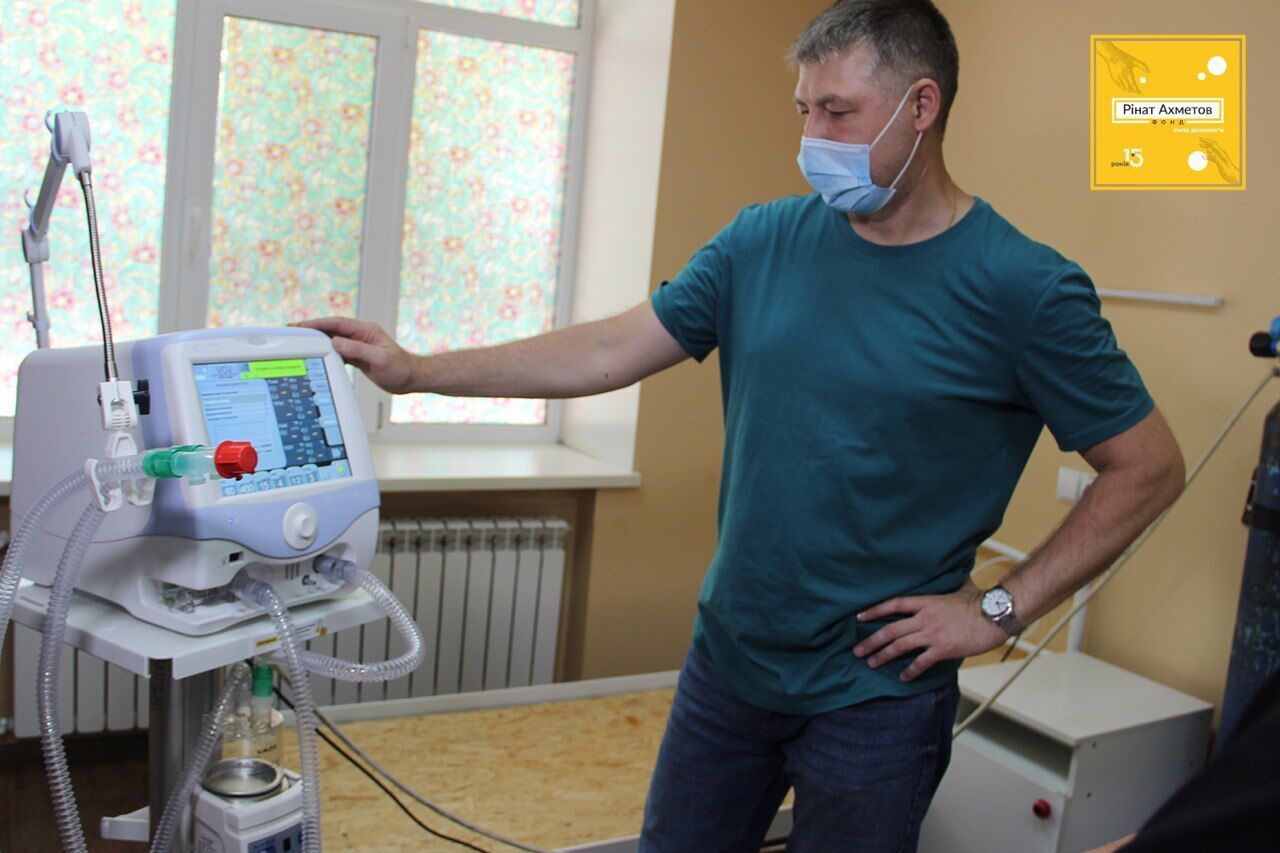 Фонд Ріната Ахметова закупив 200 апаратів ШВЛ: лікарі пояснили їх критичну важливість