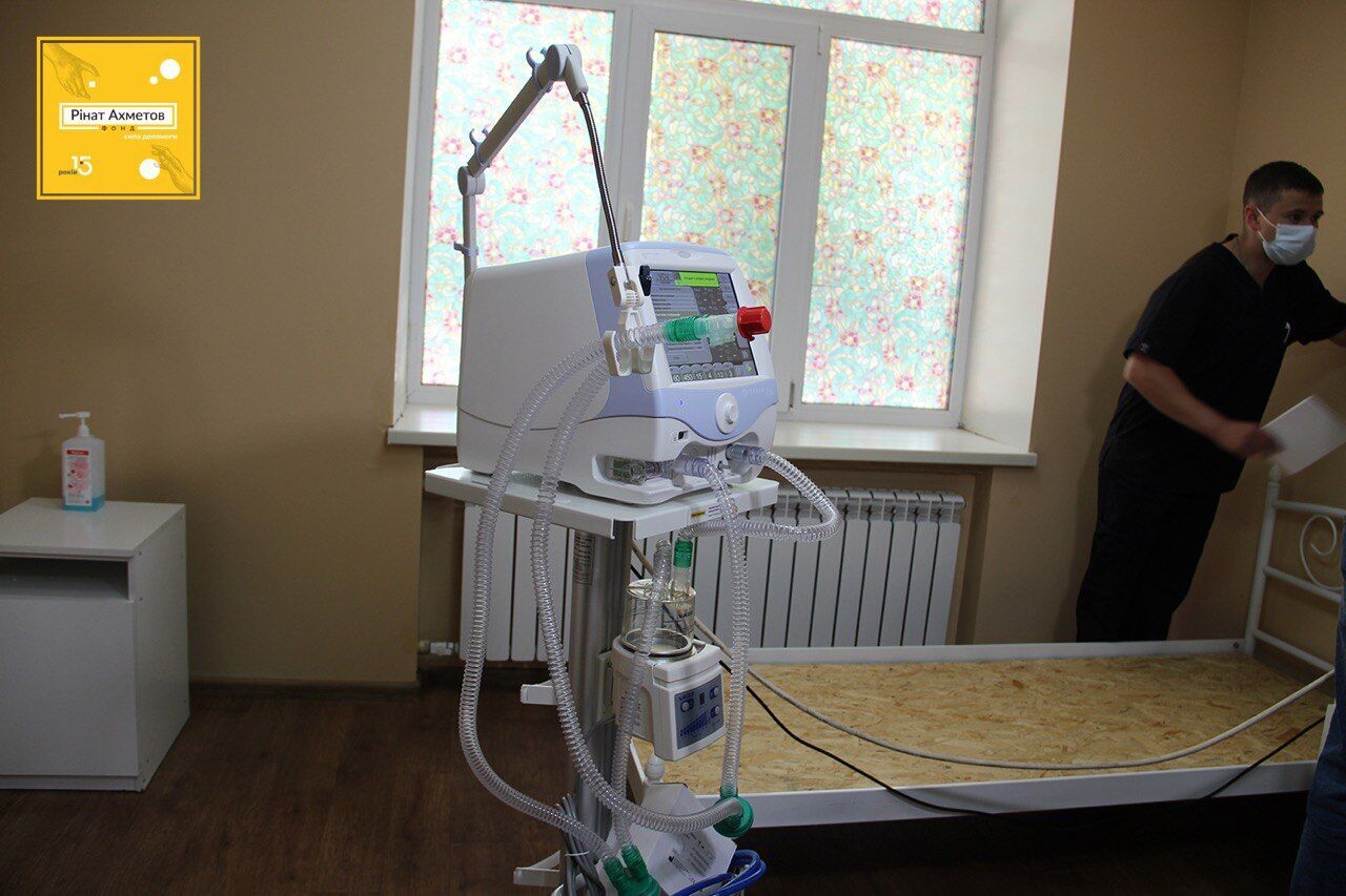 Фонд Рината Ахметова закупил 200 аппаратов ИВЛ: врачи объяснили их критическую важность