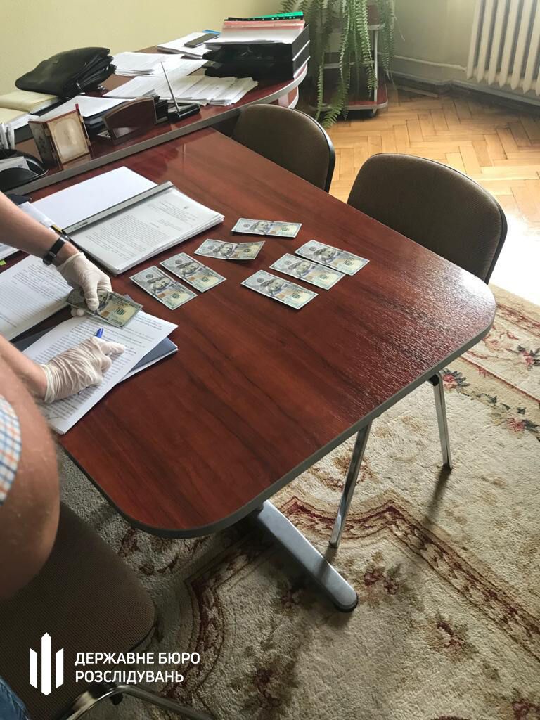 Чиновник Чернівецької ОДА погорів на хабарі