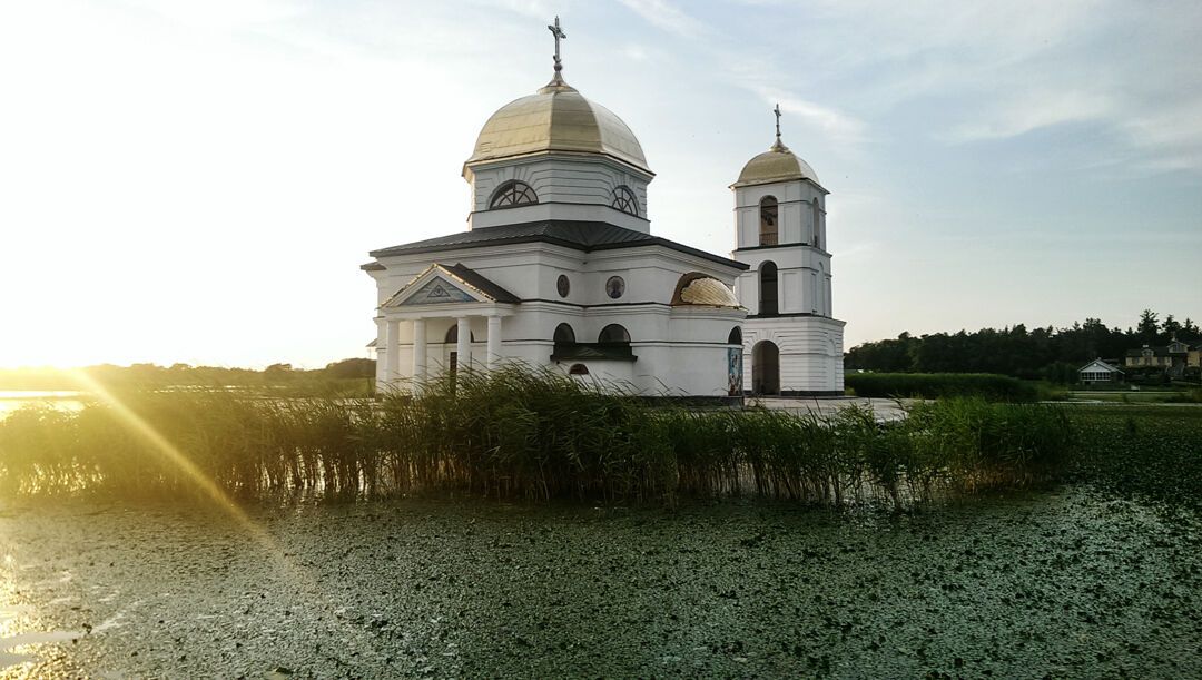 Затоплена церква в Гусинцях