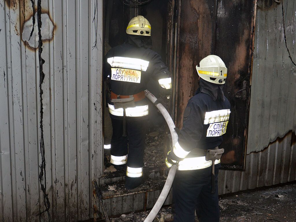 В Днепре огонь уничтожил пять продуктовых киосков. Фото пресс-службы ГУ ГСЧС Украины в Днепропетровской области