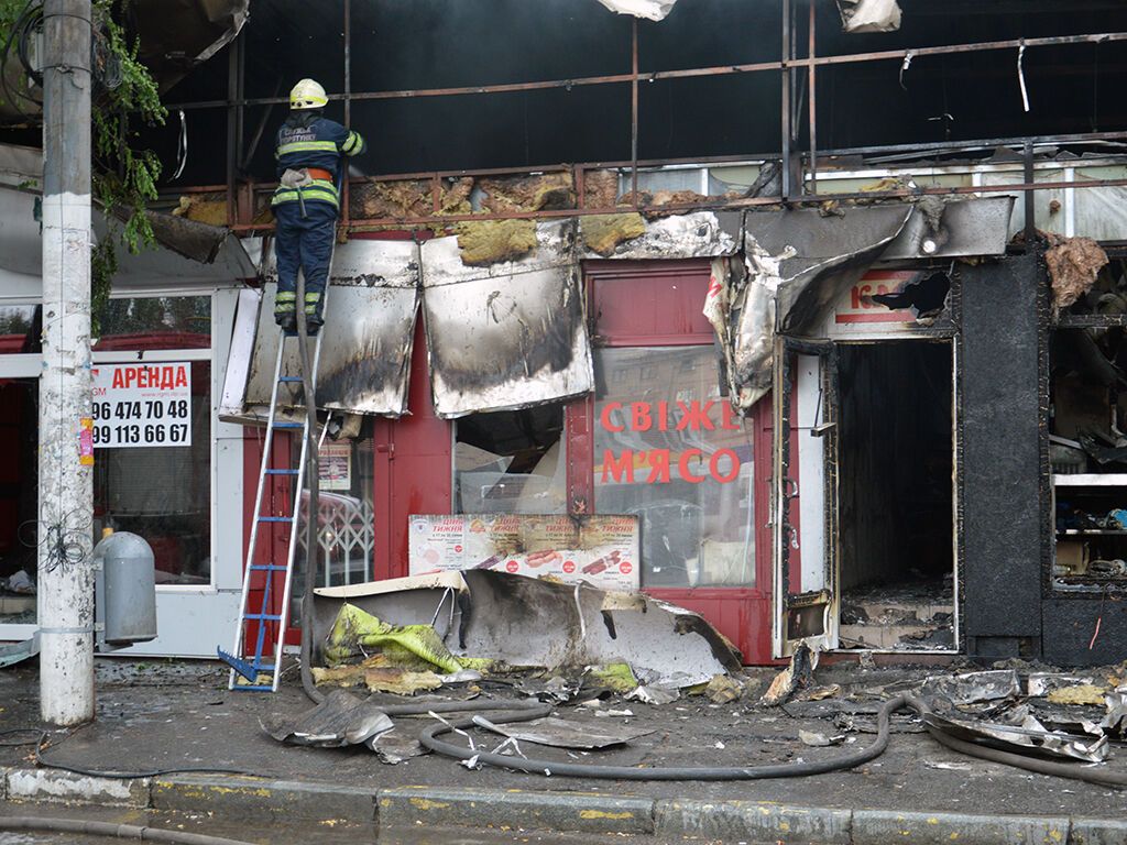 В Днепре огонь уничтожил пять продуктовых киосков. Фото пресс-службы ГУ ГСЧС Украины в Днепропетровской области