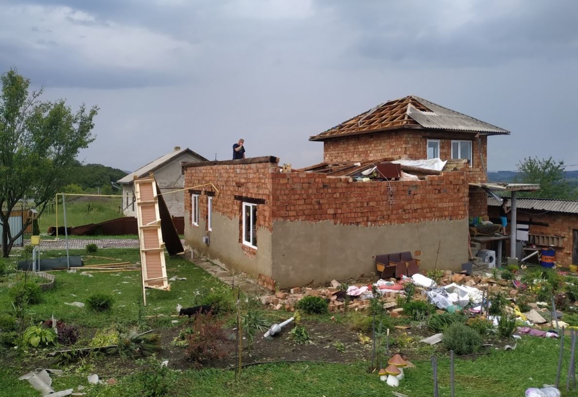 На Буковине пронесся ураган с градом