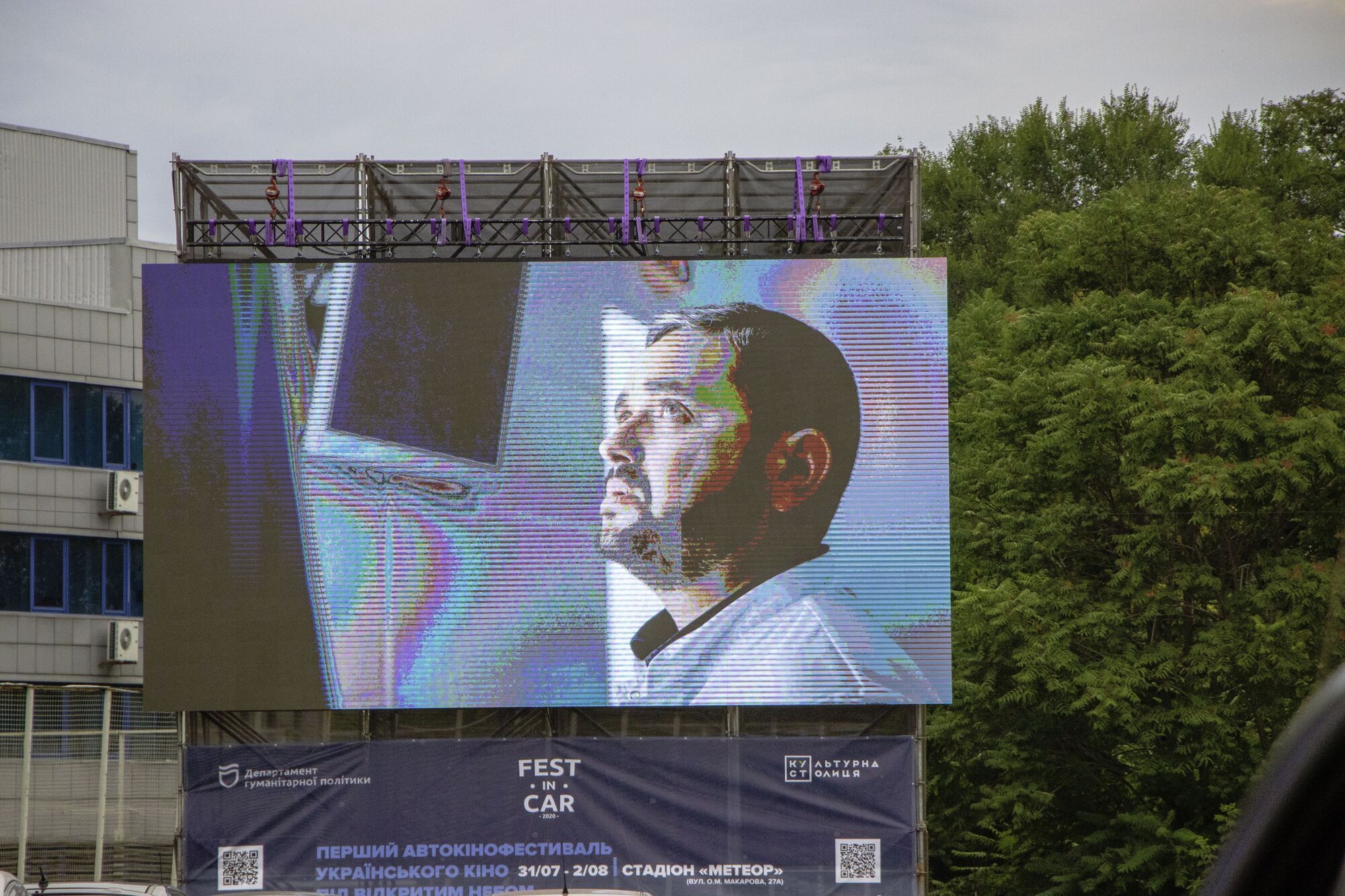 У Дніпрі розпочався автокінофестиваль "FESTinCAR2020"