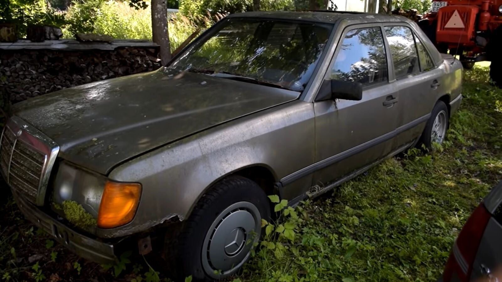 Mercerdes W124, який 16 років простояв під відкритим небом.