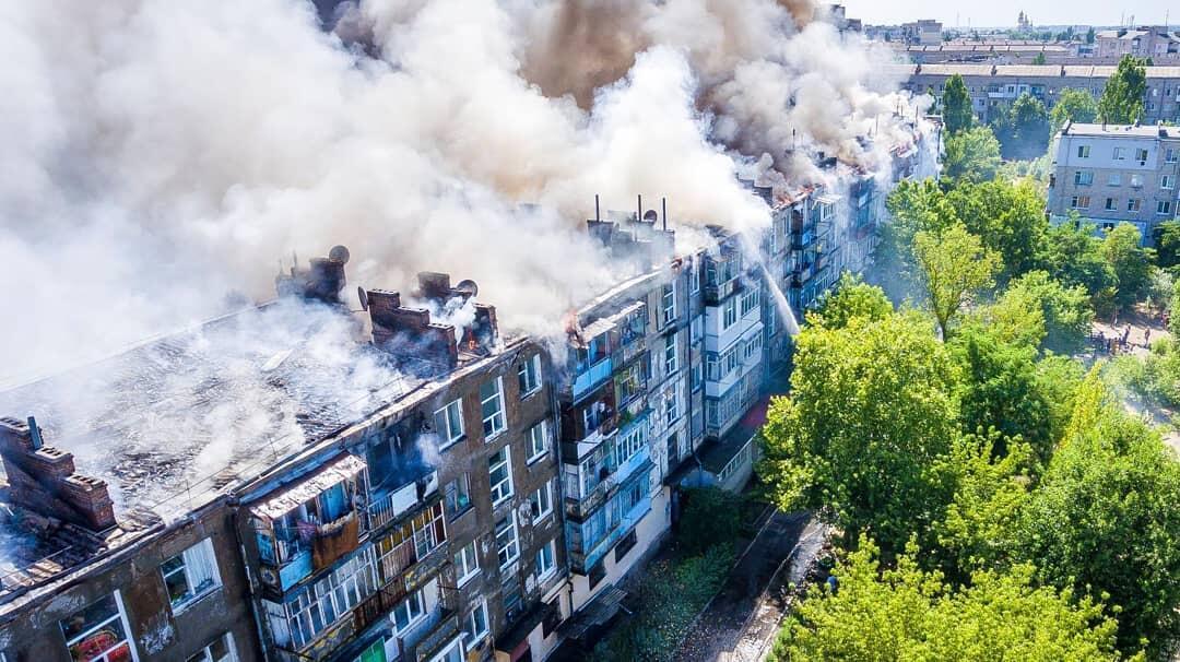 У Новій Каховці чоловік підпалив квартиру, вогонь охопив усю п'ятиповерхівку. Фото і відео