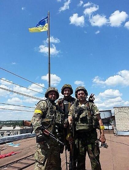 Украинский флаг развевается над горсоветом освобожденного города