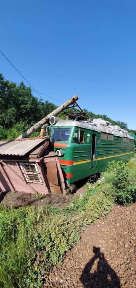 Поезд сошел с рельсов.