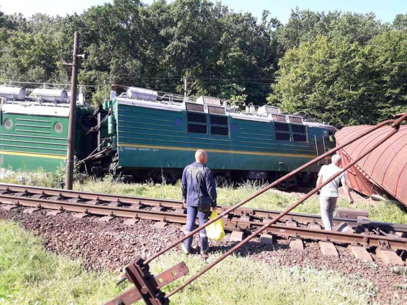 Поезд сошел с рельсов.