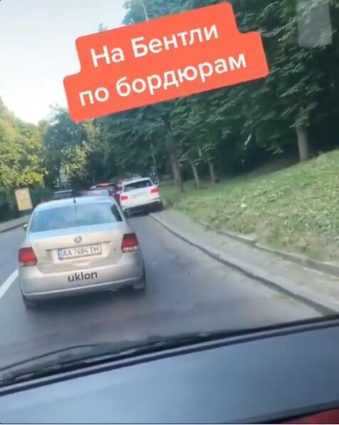 Злісний порушник на Bentley Bentayga.