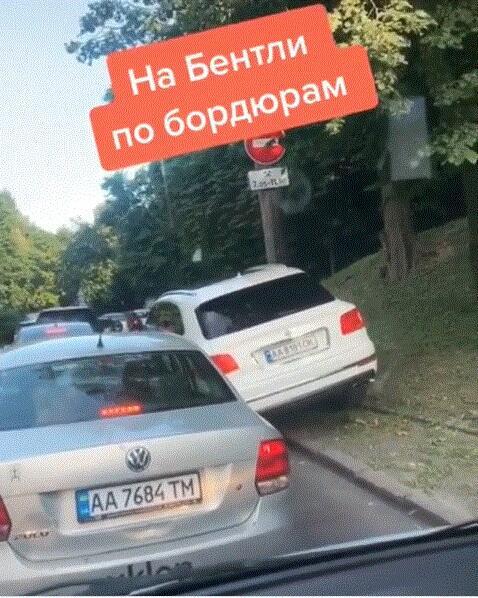 Злісний порушник на Bentley Bentayga.