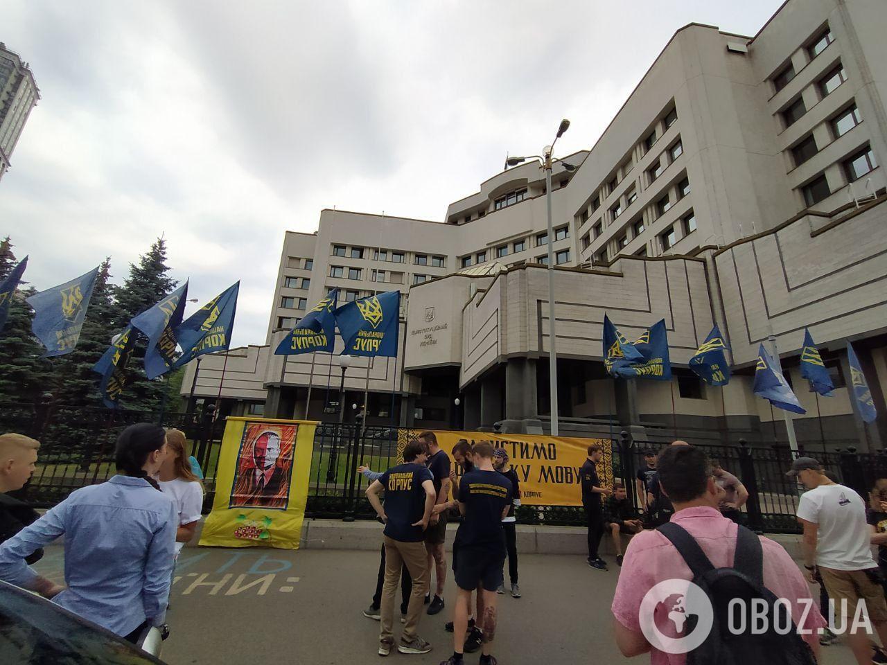 Под зданием суда собрался митинг на защиту украинского языка