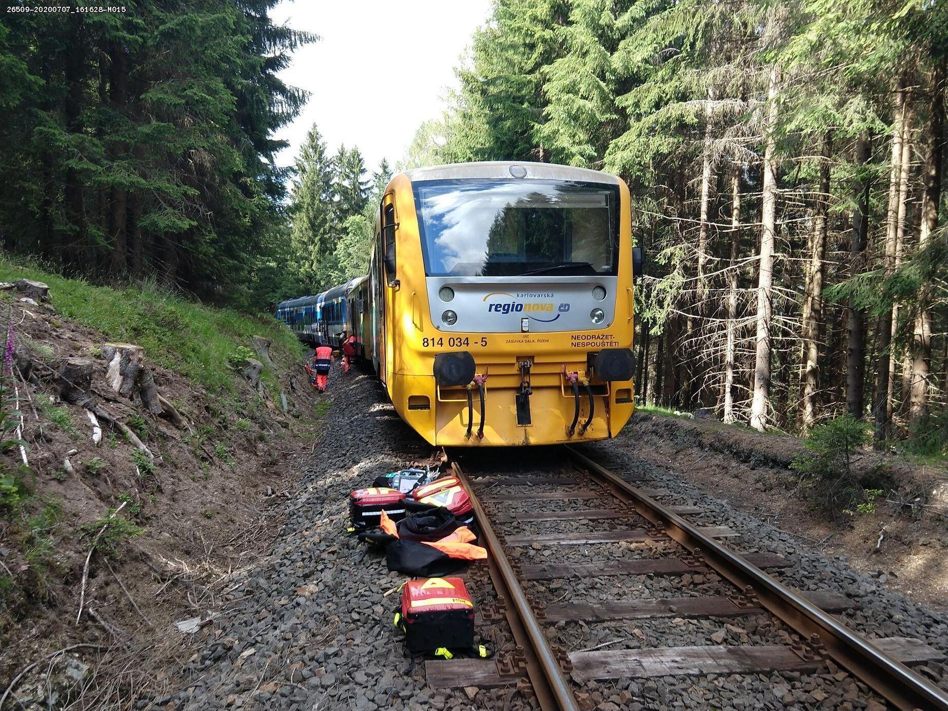 У Чехії пасажирські потяги зіткнулися лоб у лоб.