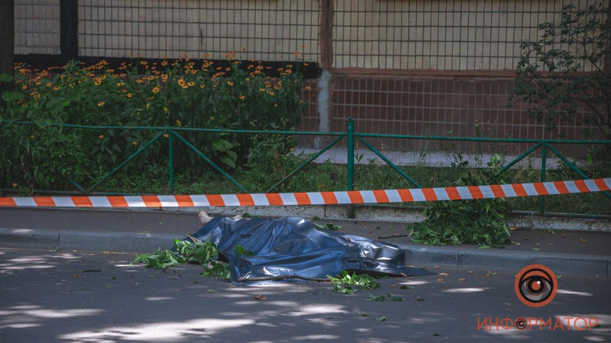 У Дніпрі чоловік загинув при падінні з вікна восьмого поверху