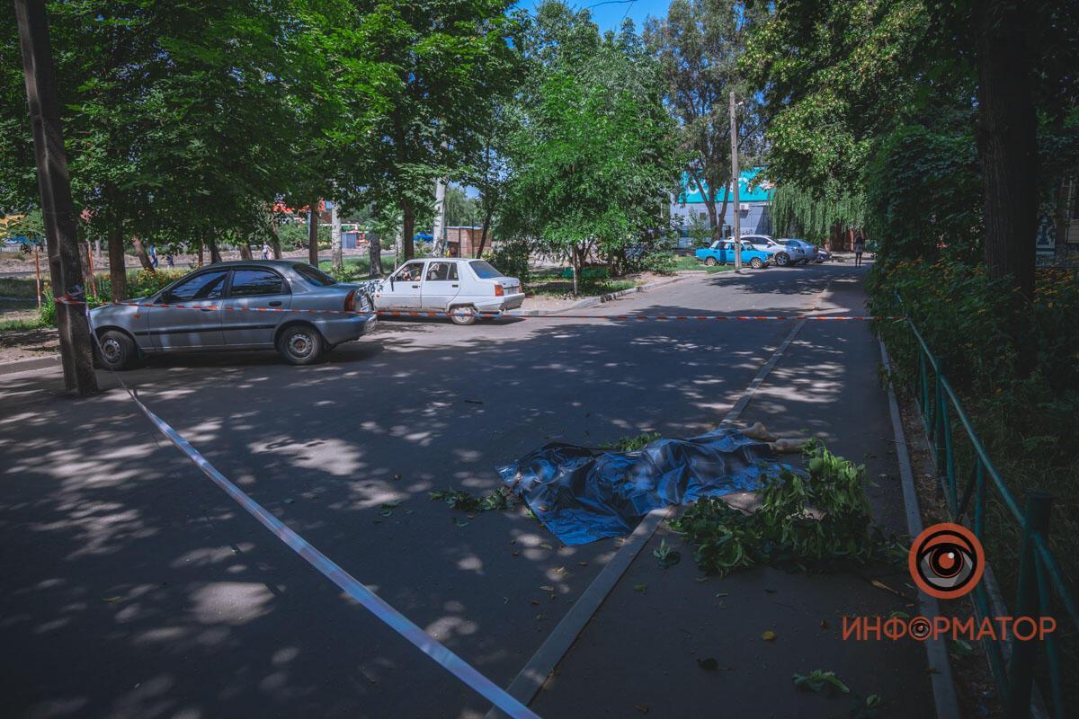 В Днепре мужчина погиб при падении из окна восьмого этажа