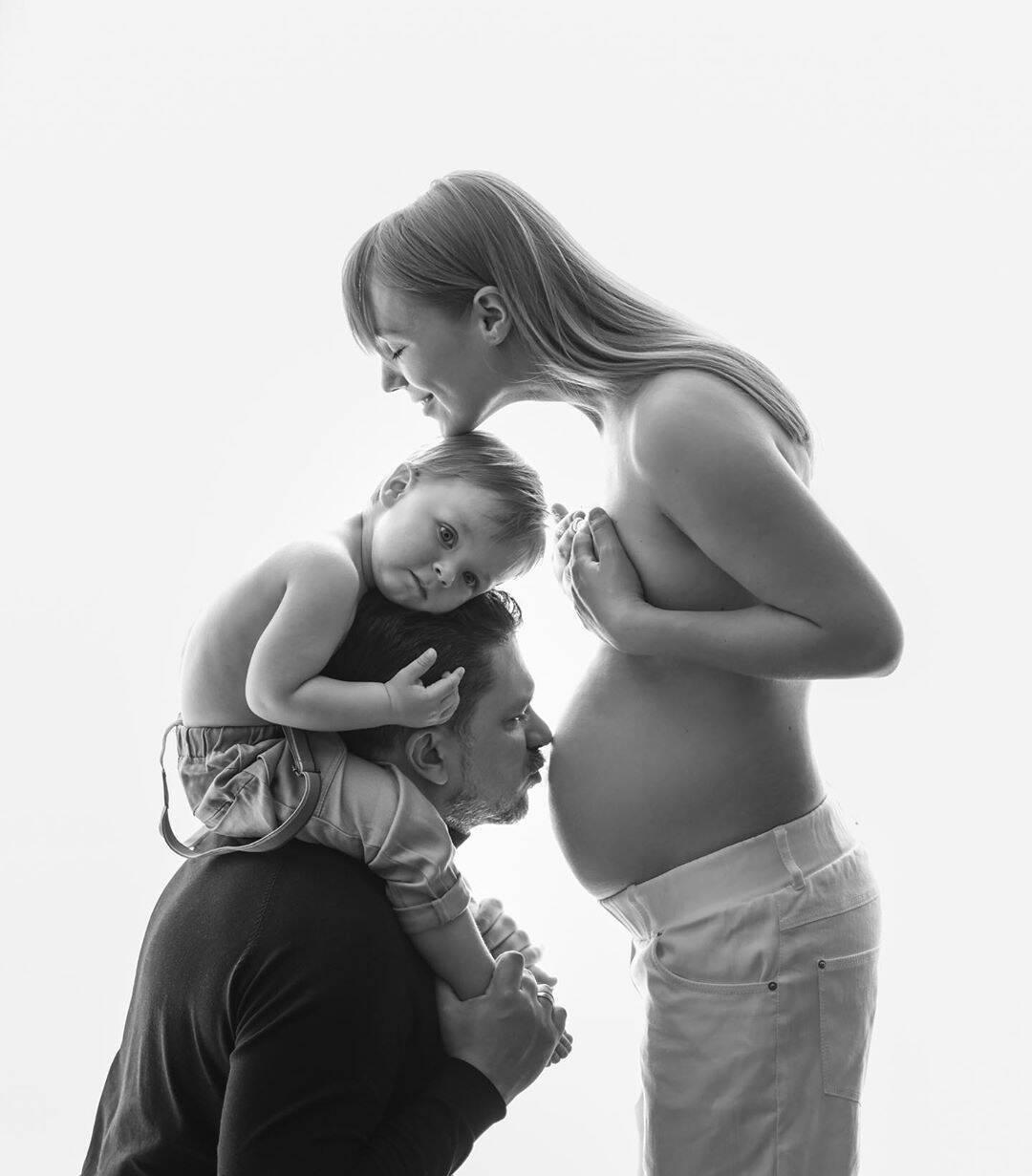Беременная Тарабарова снялась топлес с мужем и сыном (Instagram Светланы Тарабаровой)