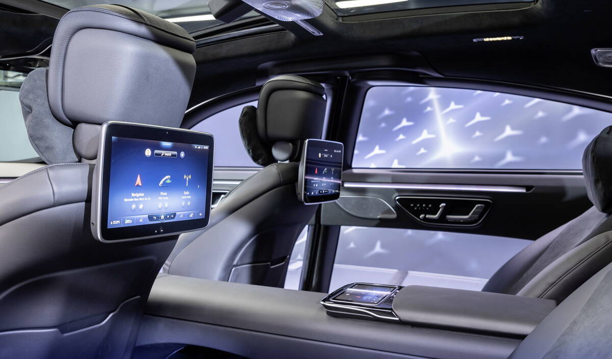 Новий S-Class отримає відразу 5 цифрових дисплеїв: 2 на приладовій панелі і три – для задніх пасажирів. фото: