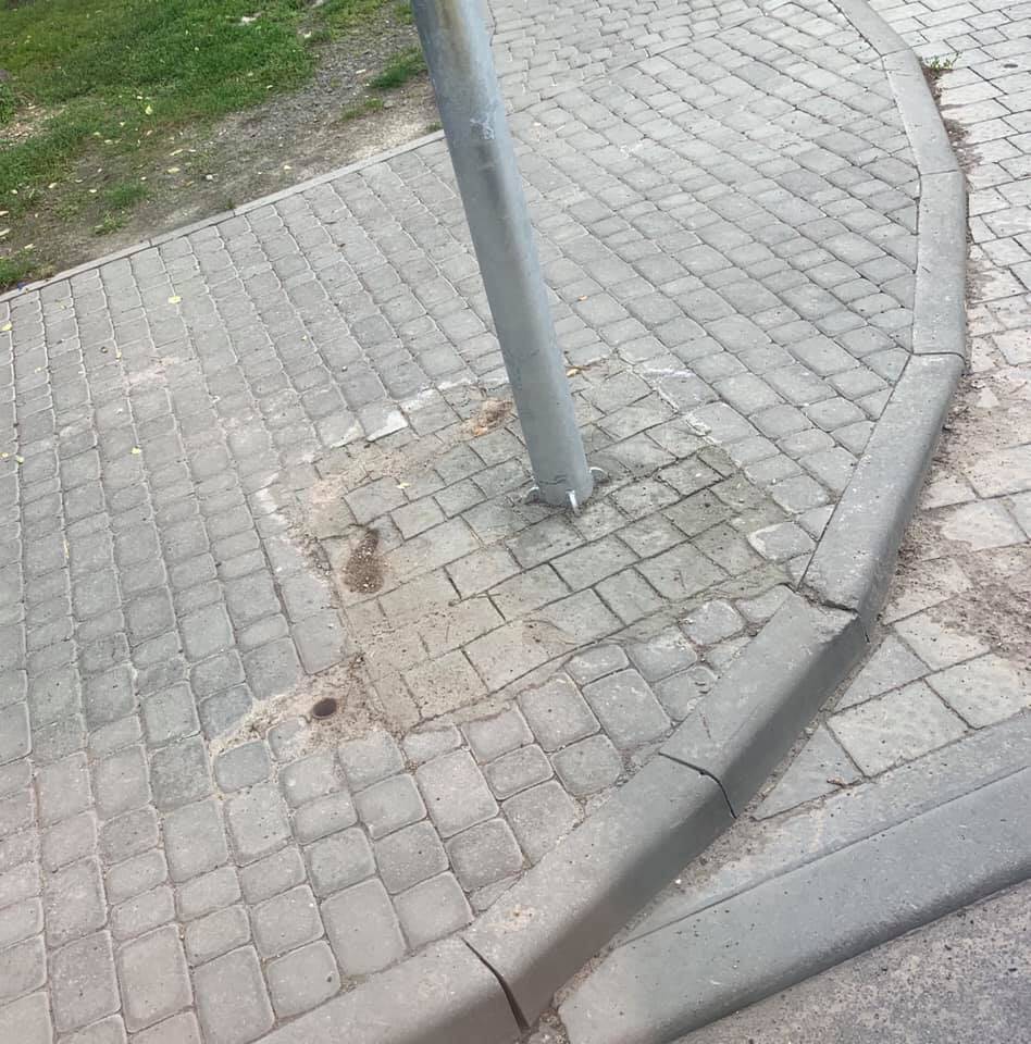 Замість того, щоб закласти бруківкою дірку в тротуарі, комунальники намалювали її на бетоні