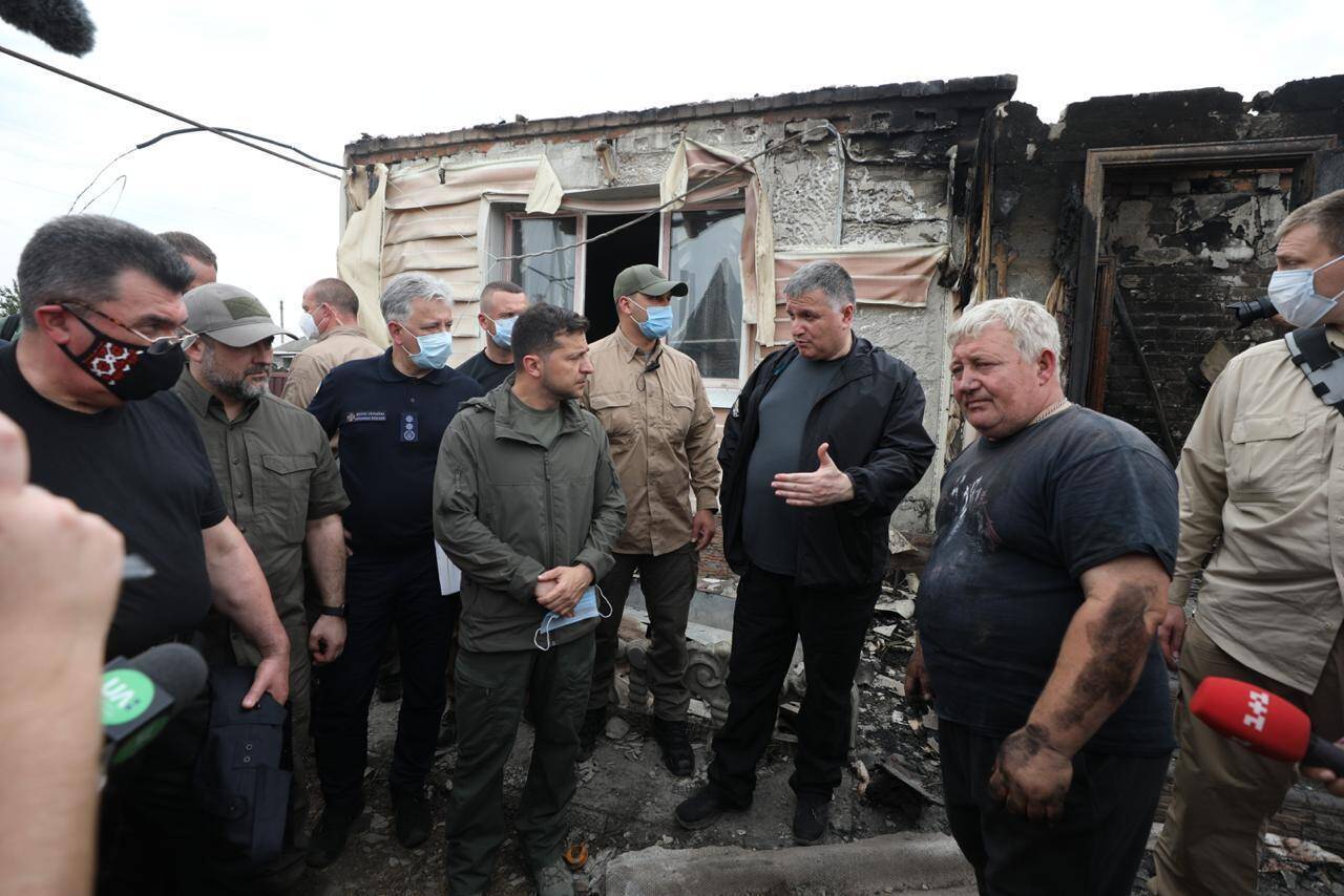 Зеленський терміново прибув на Луганщину через руйнівні лісові пожежі. Відео