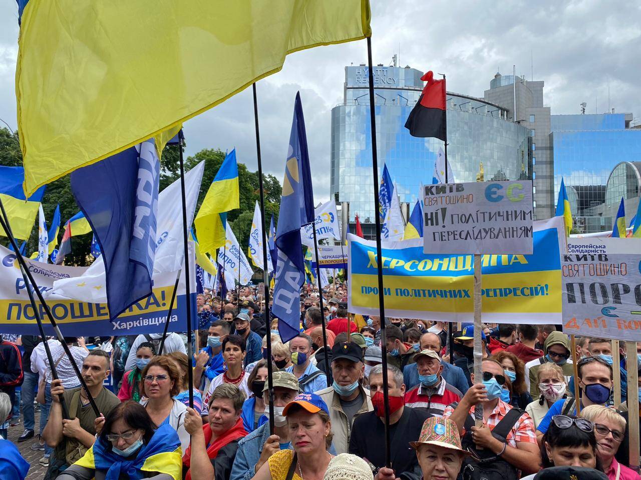 Патриоты на митинге против судилища