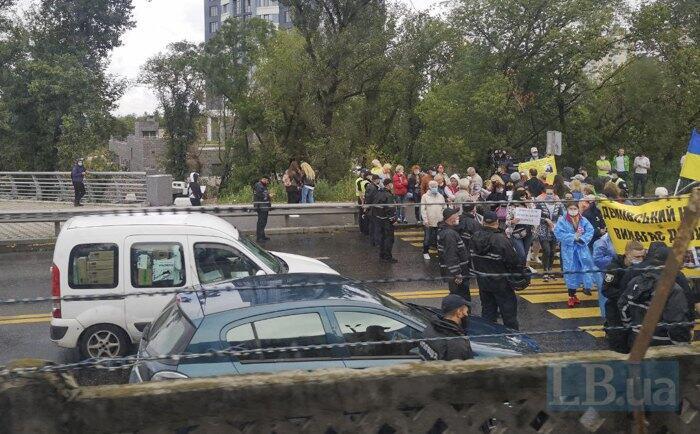 В Киеве блокировали мост Метро