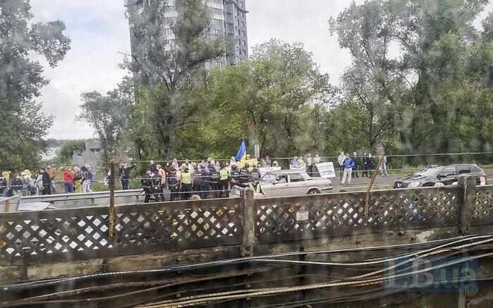 В Киеве блокировали мост Метро