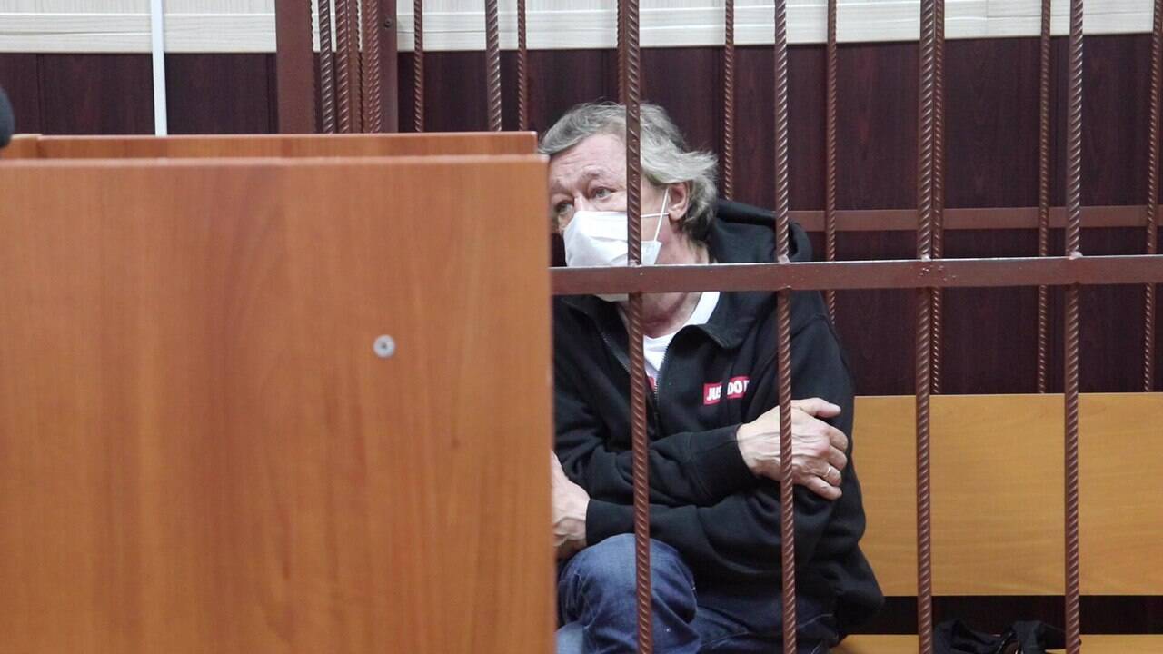 Михаил Ефремов в зале суда (фото – iz.ru)