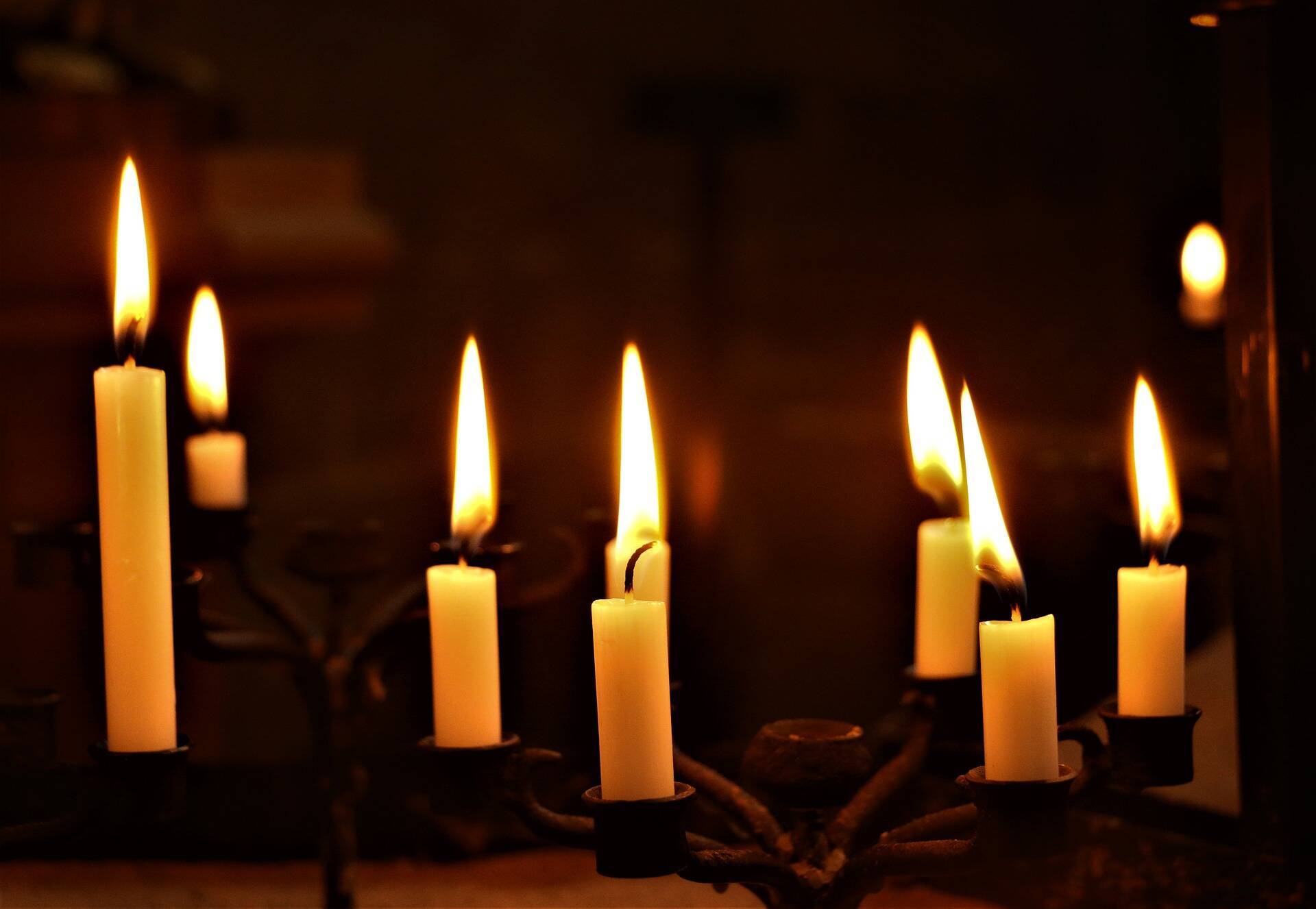 На Двенадцать апостолов верующие идут в церковь и ставят свечи ближайшим ученикам Иисуса Христа