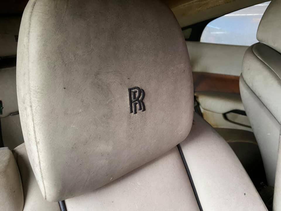 Rolls-Royce Wraith, який виявився на звалищі.