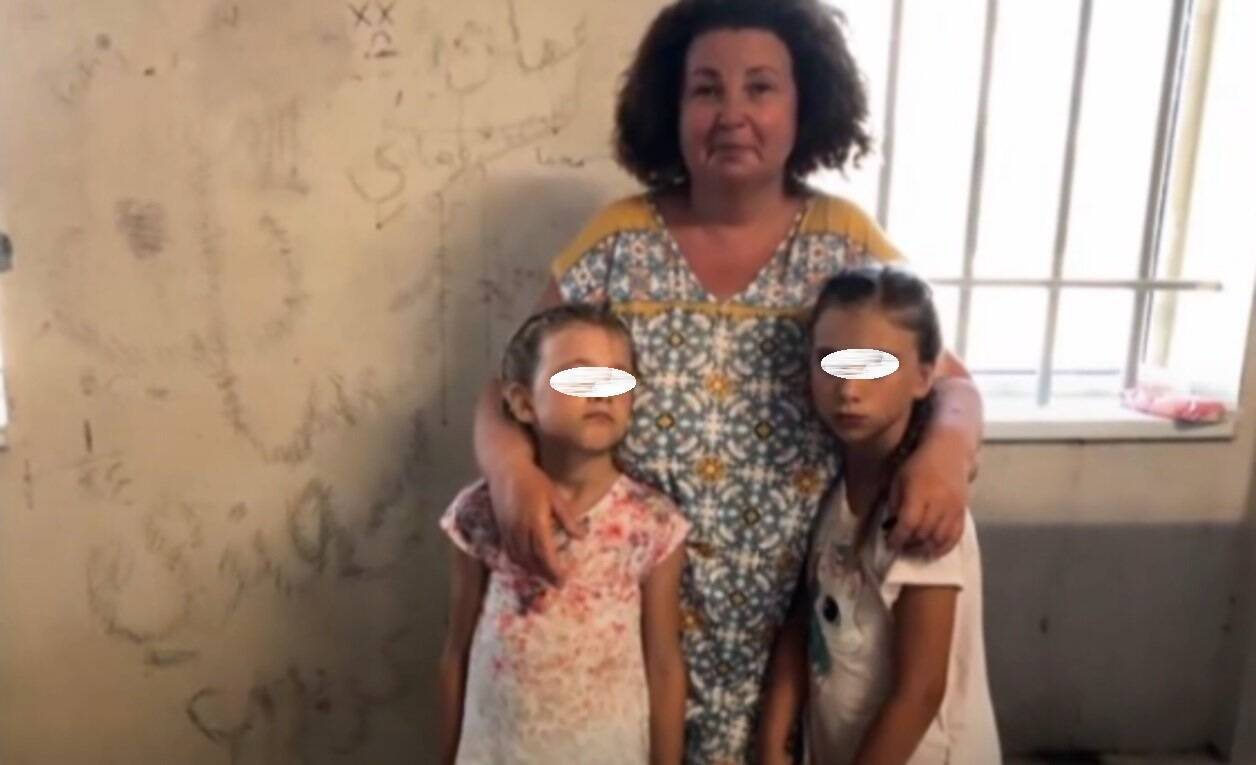 В греческой тюрьме женщина оказалась с внучками.