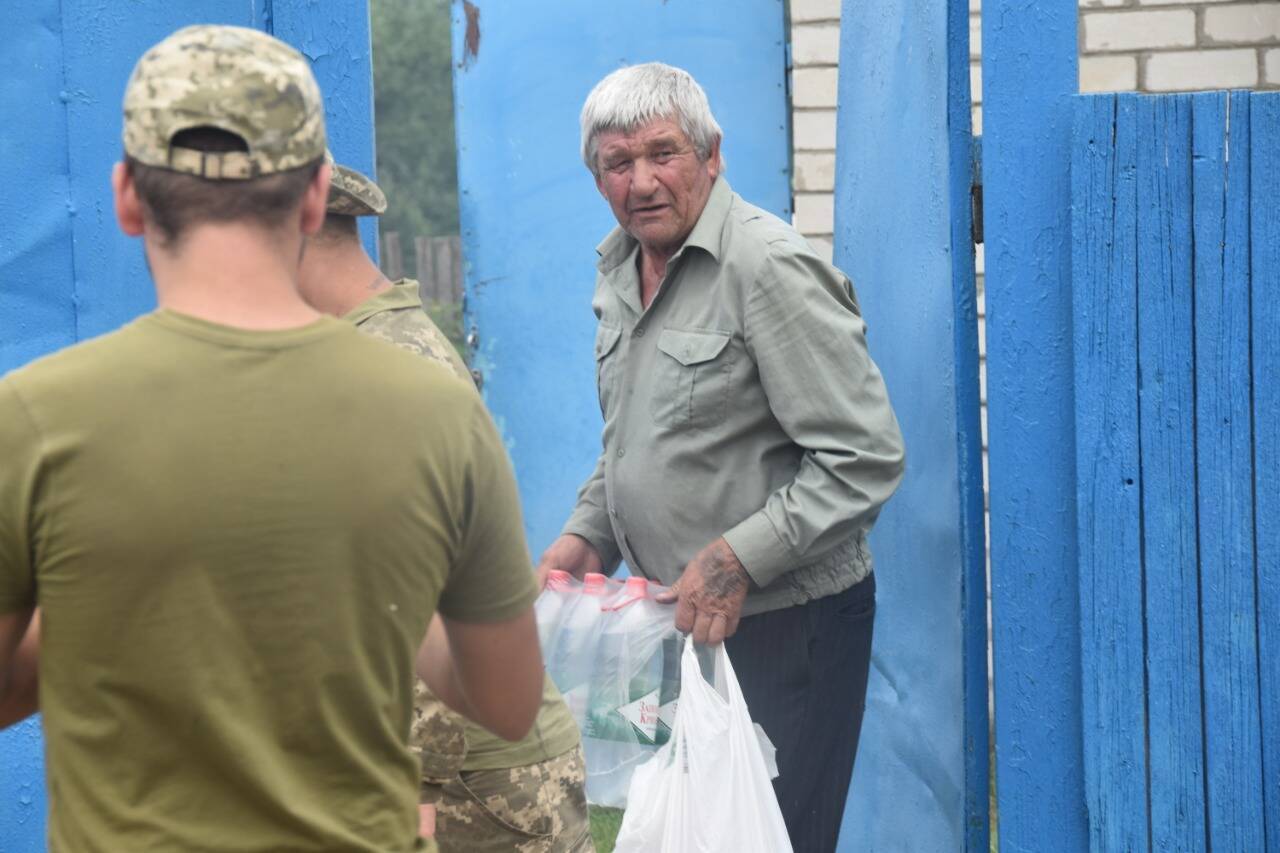 Воины обеспечивают местное население питьевой водой