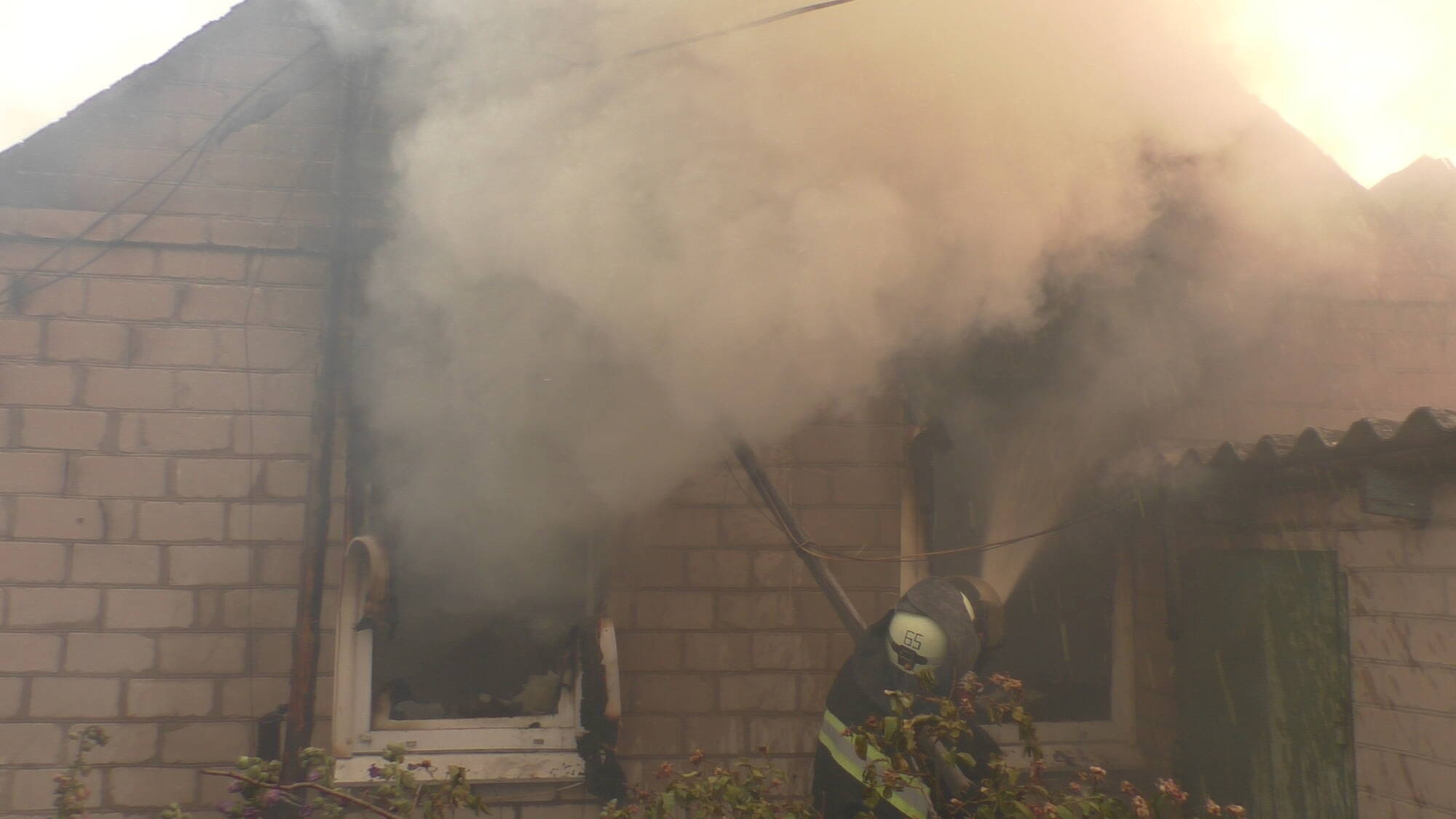 Пожары на Луганщине унесли жизни пяти людей: в ликвидации задействовали авиацию. Фото и видео