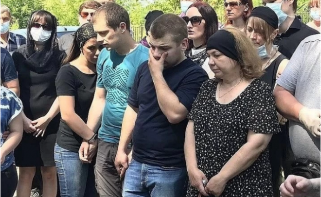 Родственники погибшего в ДТП Сергея Захарова. Фото – teleprogramma.pro