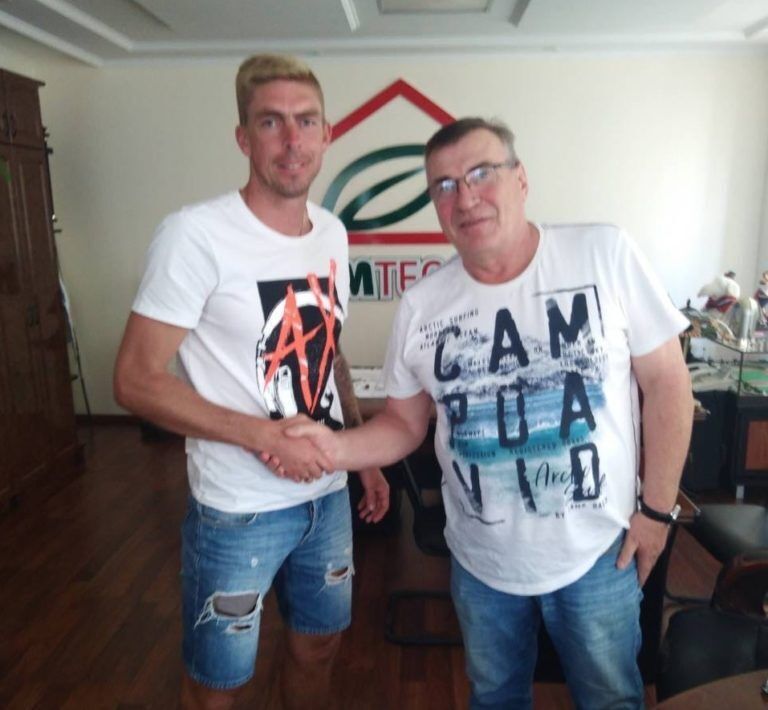 Известный украинский футболист перешел в клуб из Крыма