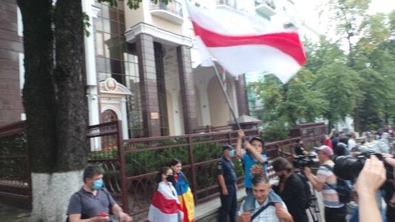 Під посольством Білорусі в Києві відбулися сутички: є затримані. Відео