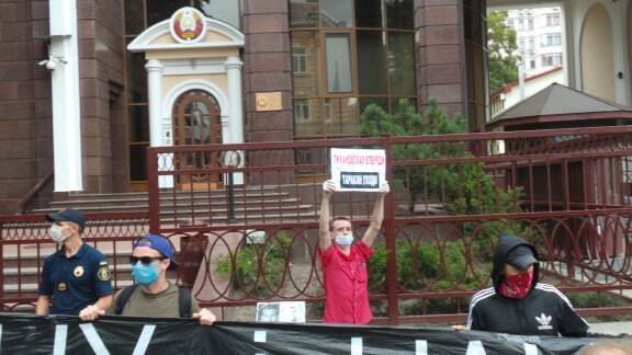 Під посольством Білорусі в Києві відбулися сутички: є затримані. Відео