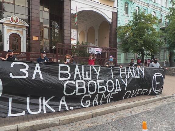 Под посольством Беларуси в Киеве произошли столкновения: есть задержанные. Видео