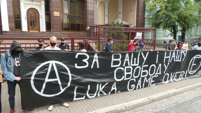 Под посольством Беларуси в Киеве произошли столкновения: есть задержанные. Видео