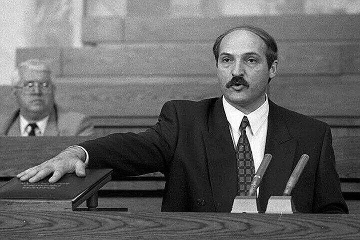 Александр Лукашенко во время своей инаугурации, 1994 год