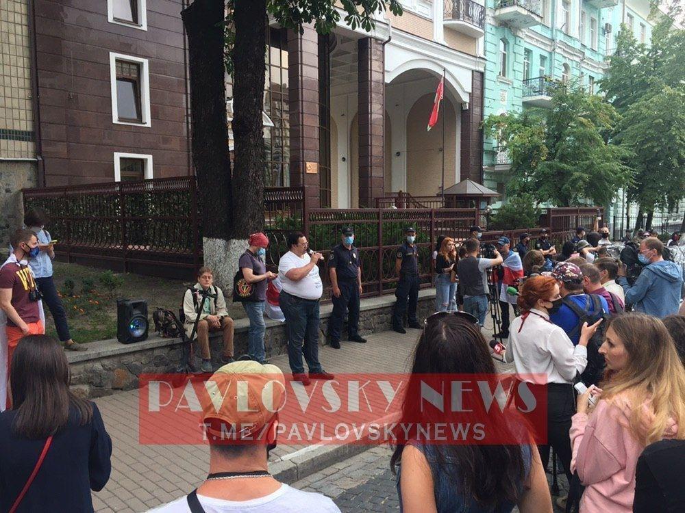 Под посольством Беларуси в Киеве собрались активисты.