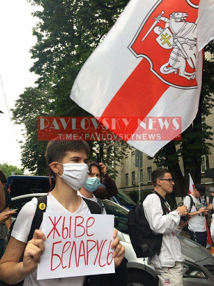 Под посольством Беларуси в Киеве собрались активисты.